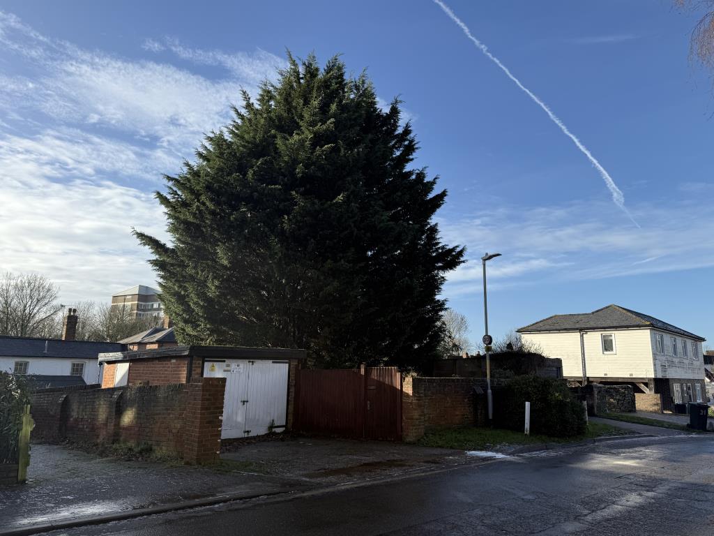 Lot: 111 - SUBSTANTIAL PERIOD PROPERTY ARRANGED AS FOUR FLATS ON A LARGE PLOT WITH REAR FRONTAGE FOR REFURBISHMENT AND WITH POTENTIAL - View of Rear Frontage of Period House Arranged as Four Flats